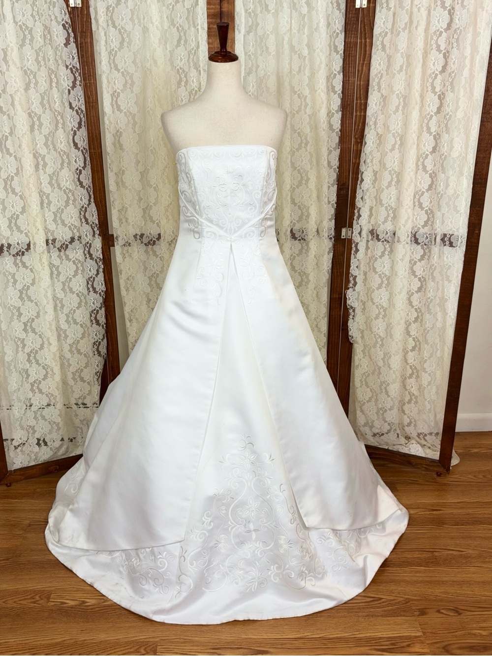 Elegant Vintage 90s St Tropez Strapless Embroidered Satin Wedding Gown